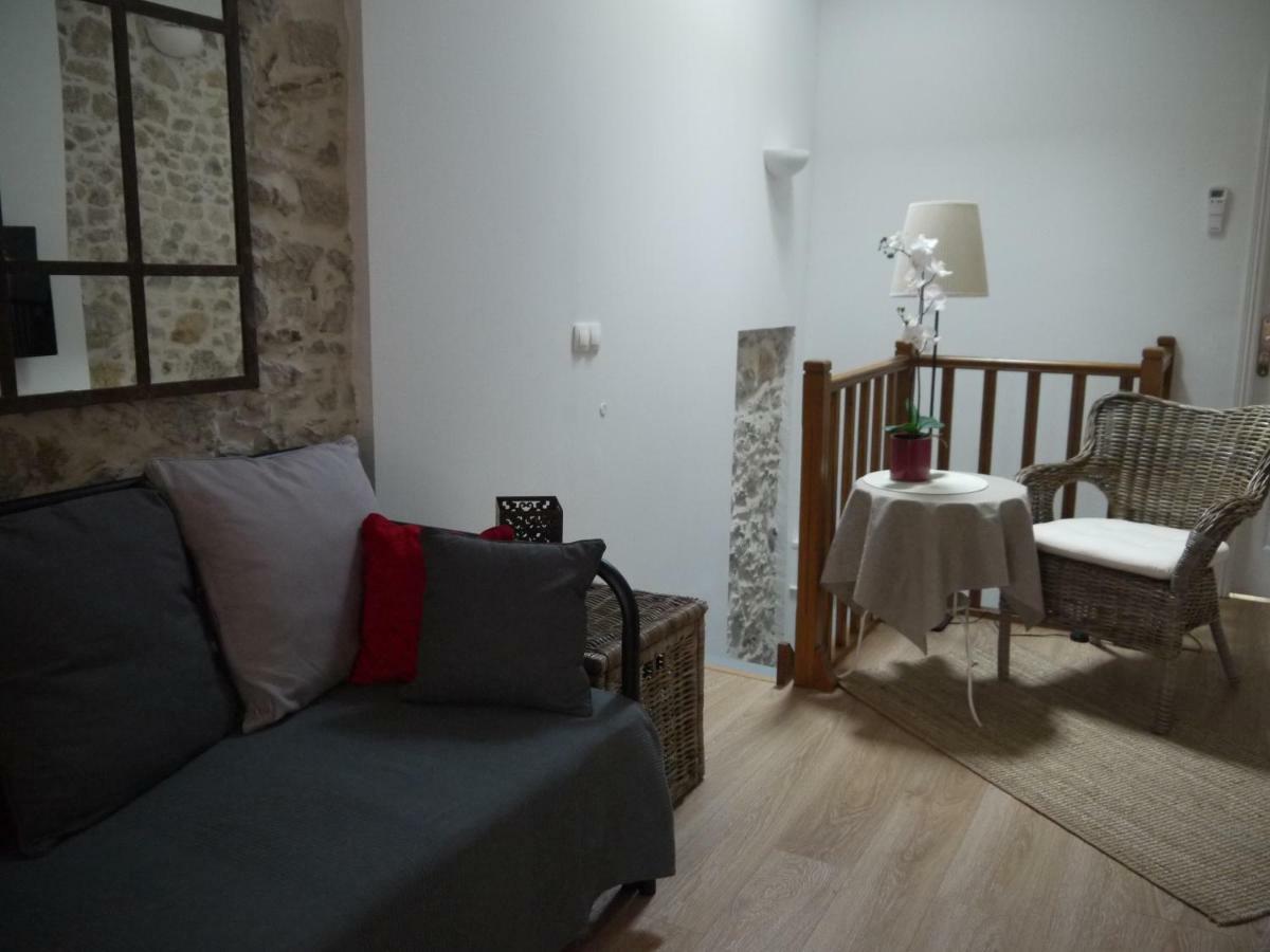 Vieille 2 - La Petite Maison A Safranier, 2 Bedrooms, Max 4 Adults And 2 Kids